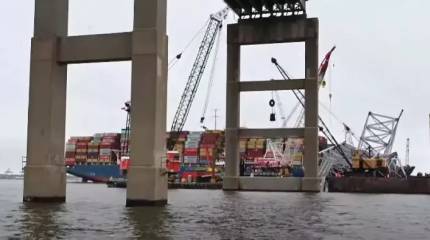 Первое грузовое судно прошло через временный канал после обрушения моста в Балтиморе