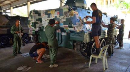 Показано нанесение камуфляжа на корпус бронетехники в ВС Таиланда