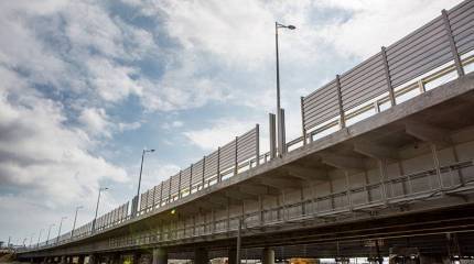 На Крымском мосту началась установка шумозащитных экранов