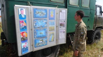 Вместо Ленинской комнаты... Уголок Порошенко выставили на учениях ВСУ