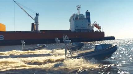 США показали удар катера-камикадзе GARC по списанному десантному кораблю