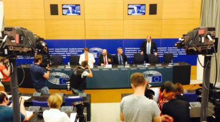 Премьер-министра Латвии Лаймдоту Страуюму в Европарламенте подняли на смех после её слов об успешном председательстве Латвии в ЕС