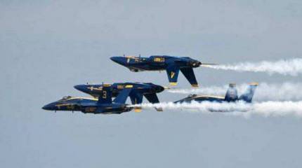 В Сети сравнили мастерство американской пилотажной группы Blue Angels с мастерством российских авиагрупп