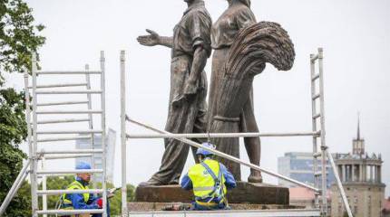 В Вильнюсе на Зелёном мосту демонтировали скульптуры, "олицетворявшие советскую оккупацию"