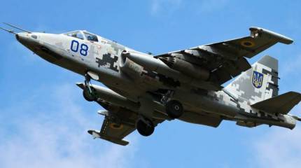 На предельно малой: украинский штурмовик пролетел над пляжем в Запорожской области