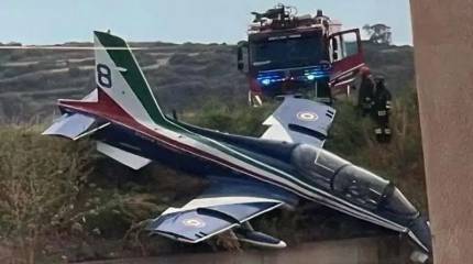 Три самолёта пилотажной группы Frecce Tricolori итальянских ВВС столкнулись в воздухе во время авиашоу