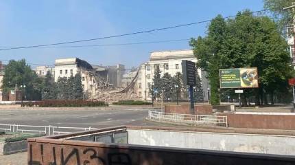 Сначала обрушился тризуб, а за ним и большая часть здания: появились новые кадры с результатом удара по оккупационной Херсонской администрации Украины