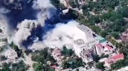 Опубликованы кадры вчерашних прилётов КАБов по штабу ВСУ в здании МВД в Херсоне