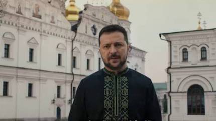 Зеленский в праздник Пасхи надел чёрную вышиванку с тризубами и на фоне Киево-Печерской лавры пообещал «вернуть» Донбасс и Крым