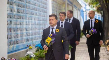 К стене павших в «российско-украинской войне» Зеленский пришел с приколотым на пиджак подсолнухом