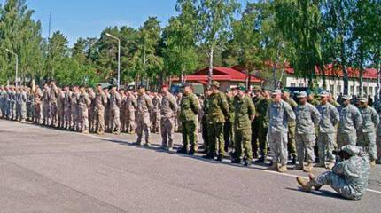 Два россиянина прошли по плацу натовской военной базы "Адажи" (Латвия) с российским триколором