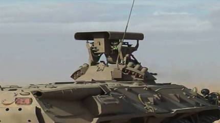 На кадрах показан обновлённый БТР-80 ВС Алжира с увеличенным числом ПТУР 9M133 «Корнет»