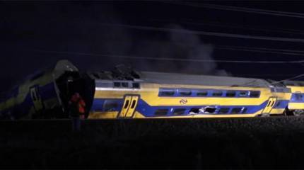 Полиция Нидерландов выясняет, не было ли злого умысла в размещении на железной дороге крана, в который въехал пассажирский поезд Лейден-Гаага