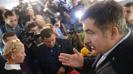 Поездом, автобусом… на руках. Приключения Саакашвили