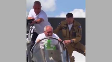 Появились кадры с застрявшим в кабине истребителя Rafale премьером Франции Байру