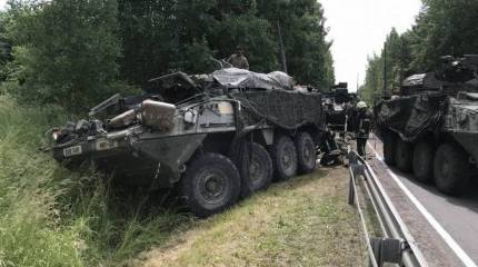 Это не по пустыне гонять!  Американские БТР Stryker продолжают таранить деревья