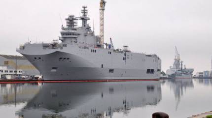 Вертолётоносец "Севастополь" перешвартовали к достроечной стенке верфи в Сен-Назере