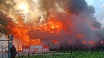В Сумской области после удара ВС РФ по складу возник крупный пожар