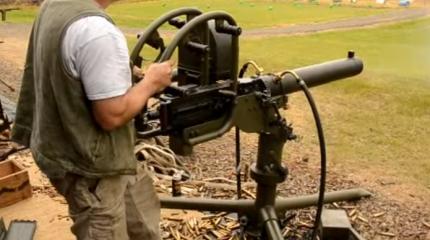 Как выглядит пулеметная очередь 12,7 мм в 200 патронов