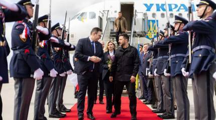 «Снаряды и истребители»: Зеленский отправился в Чехию выпрашивать военную помощь на фоне прекращения американской