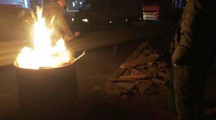 Родственники украинских военных, находящихся в зоне АТО, заблокировали автодорогу Киев-Ровно