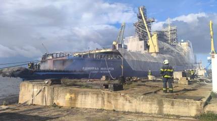 На морском заводе в Кронштадте загорелся ледокол «Адмирал Макаров»