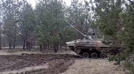 Показаны кадры уничтожения бронегруппой ВДВ РФ опорного пункта ВСУ, выявленного с помощью БПЛА