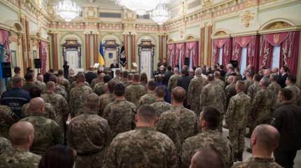 Порошенко "не даст стреножить" украинских военнослужащих судебными решениями