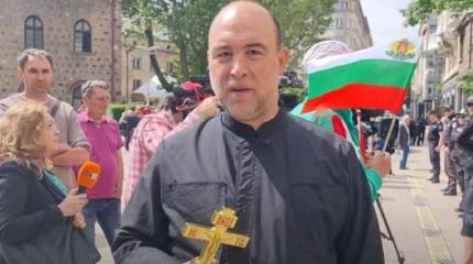 Выбежавший навстречу кортежу Зеленского с криком «Анафема» болгарский политик ранее сбрасывал флаг Украины с мэрии Софии