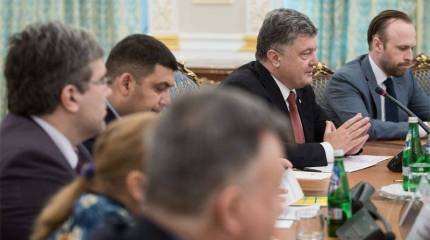 Порошенко заявил, что если Москва "критикует проект конституции, то Украина на правильном пути"