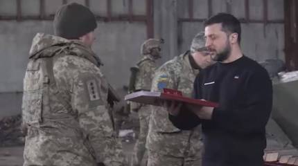 Украинская пресса сообщила о поездке главы киевского режима Зеленского на позиции ВСУ под Артемовском