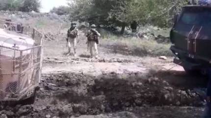 Бронемашина турецкого патруля застряла в сирийской грязи - вытаскивали с помощью КамАЗа «Тайфун»