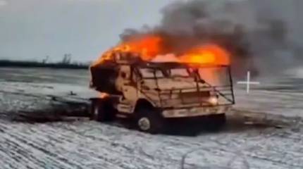Пылающий броневик ВСУ в пустынном камуфляже сняли на видео