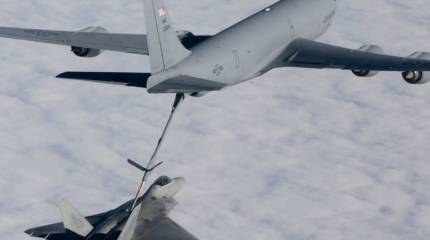 ﻿F-22 Raptor над Тихим океаном