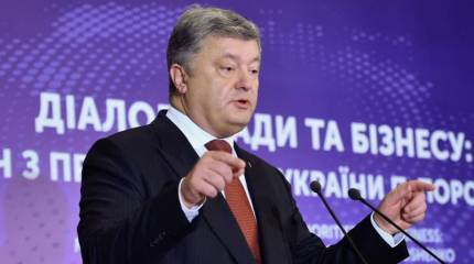 Порошенко из Парижа - жителям Донбасса: Не ходите на выборы