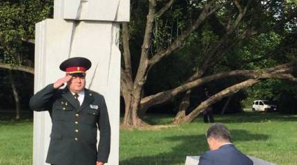 Раздвоение украинской власти: проспект Бандеры в Киеве и цветы в Варшаве жертвам украинских националистов