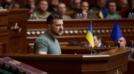 يهدد زيلينسكي بإرسال نواب البرلمان الأوكراني (فيرخوفنا رادا) إلى الجبهة.