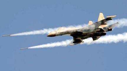 Пуск ракет класса «воздух-воздух» истребителями Су-35: вид из кабины пилота