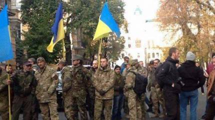 Ехидные комментарии. И кому там, джентльмены, Родины не хватает?