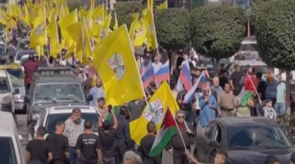 В Хевроне палестинцы вышли на массовую акцию протеста с флагами России, портретами Путина и Ким Чен Ына