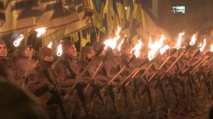 Неонацисты из "Азова" устроили факельное шествие в центре Мариуполя и открыли памятник "украинскому" князю Святославу