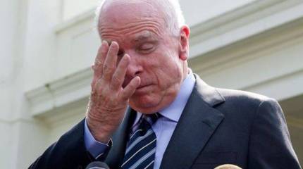 «Старый солдат» Маккейн назвал идиотом пресс-секретаря обамовской администрации