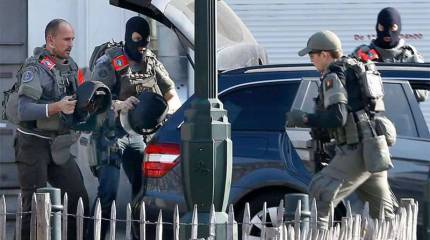 Бельгийский спецназ целый день пытается нейтрализовать троих предполагаемых террористов