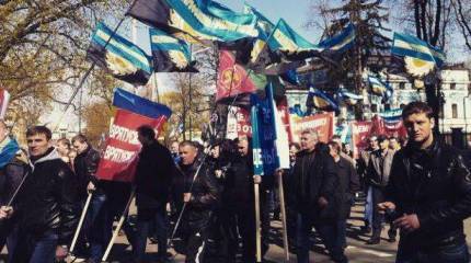 Украинские шахтёры прорвали кольцо нацгвардии и подошли к зданию администрации президента Порошенко