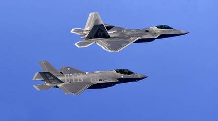 Так кто победил? В небе Норвегии "сошлись" F-22 и F-35