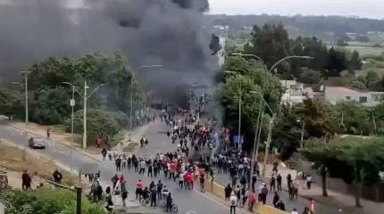 В Чили протестующие напали на военный объект