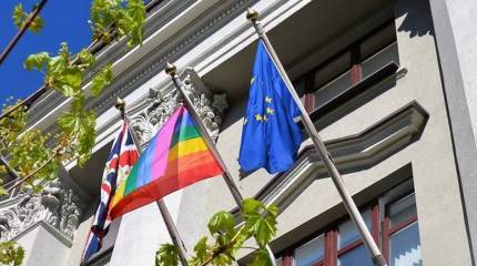 Это перебор. В Минске раскритиковали появление над посольством Британии флага ЛГБТ