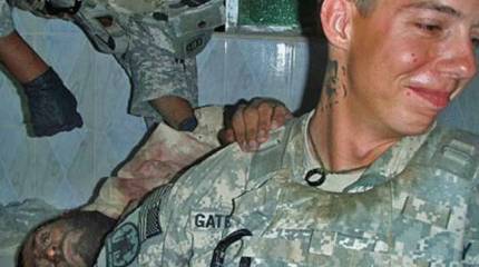 Солдаты США фотографировались с частями тел смертников