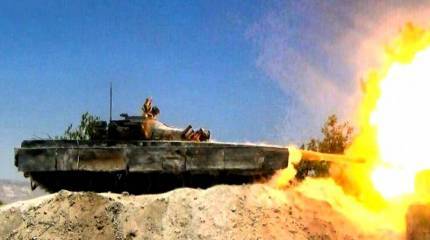 Боевик, высунувшийся из Т-72, поймал лицом детонацию динамической защиты