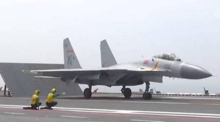 Китай показал полёты истребителей J-15 с палубы нового авианосца  «Шаньдун»